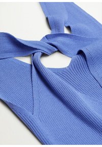 Ribbed knit top w kolorze jasnoniebieskim z szerokimi ramiączkami i wycięciem przy dekolcie, z wiązaniem z tyłu.