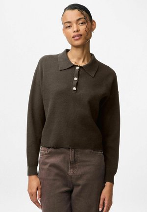 Brauner Pullover aus Wollmischung mit Kragen und vier dekorativen Knöpfen. Verfügt über lange Ärmel und einen lockeren Schnitt. Schlichte Textur.