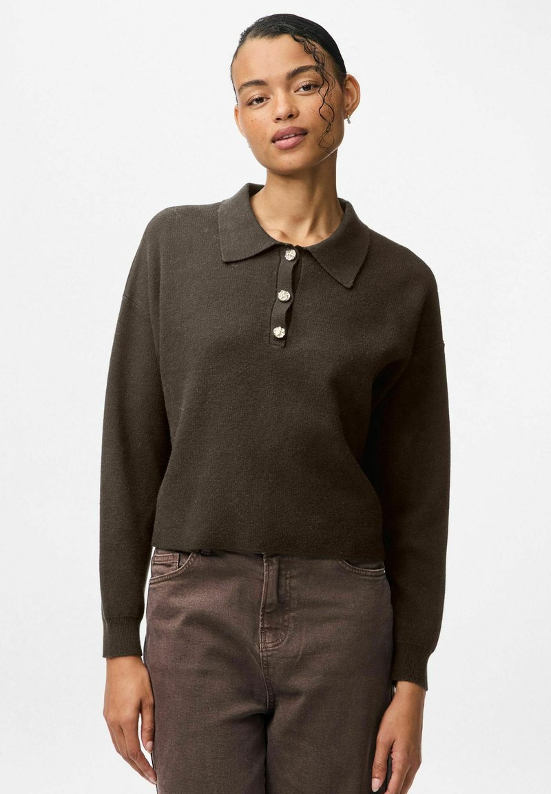 Brun tröja i ullblandning med krage och fyra dekorativa knappar. Har långa ärmar och en avslappnad passform. Enkelt tyg.