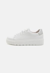 Hvite sneakers med en teksturert skinnoverside, rund tå og tykk plattformsåle. Har seks snøringshull og en subtil hælakkent.