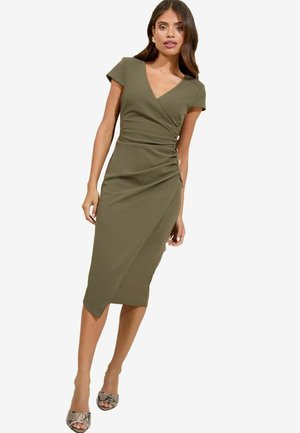 Olijfgroene jurk tot de knie met een V-hals, kapmouwen, geplooide zijkant en een asymmetrische zoom. Gepaard met gepatternde hakken.