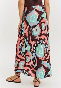 Maxi sukňa z jemného materiálu so vzorom farebných vírov v odtieňoch teal, ružovej a hnedej. Dizajn má splývavý strih a sedí na páse.