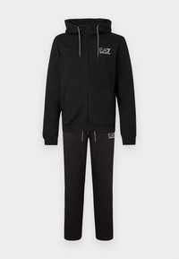 Μαύρο φούτερ με φερμουάρ, γκρίζα κορδόνια, εμπρόσθιες τσέπες και λογότυπο. Συνδυάζεται με μαύρο παντελόνι με ελαστική μέση και λογότυπο.