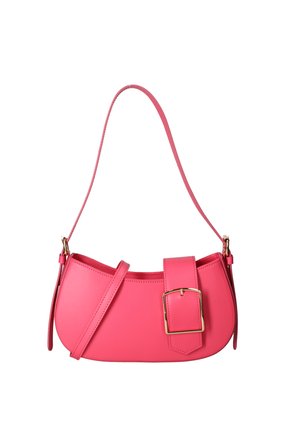 Roze leren schoudertas met een brede riem met een gouden rechthoekige gesp en een extra dunne riem.