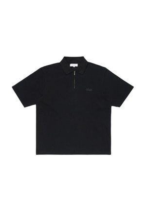 Polo nera a maniche corte con colletto e zip frontale, con un logo ricamato sottile sul petto sinistro.