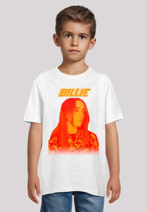 Weißes Baumwoll-T-Shirt mit einem lebhaften roten Grafikmotiv einer Figur mit langen Haaren, überlagert mit kunstvollen Mustern und dem Text "BILLIE" in fettem Orange.