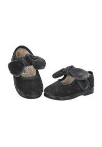 Zapatos de ante negro con puntera redonda, cuello elasticado y gran lazo de tela en el lateral. Suela de goma plana para mayor comodidad.