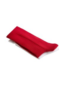 Manșetă de compresie sportivă roșie cu căptușeală interioară albă, destinată suportului pentru braț sau picior, așezată plat pe o suprafață albă.