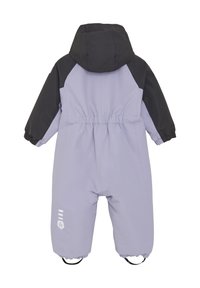 Lila och svart isolerad vinterdräkt med huva, elastisk midja och elastiska ärmslut. Utrustad med fotremmar och en logotyp på benet.