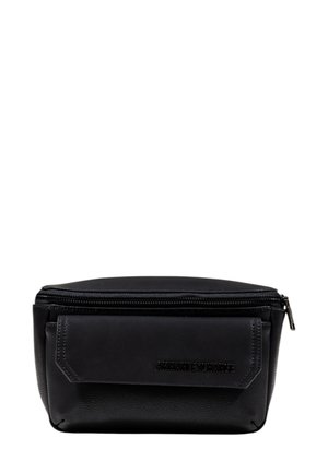 Pochette nera con zip realizzata in pelle testurizzata, con tasca frontale e logo impresso. Forma rettangolare compatta con bordi arrotondati.