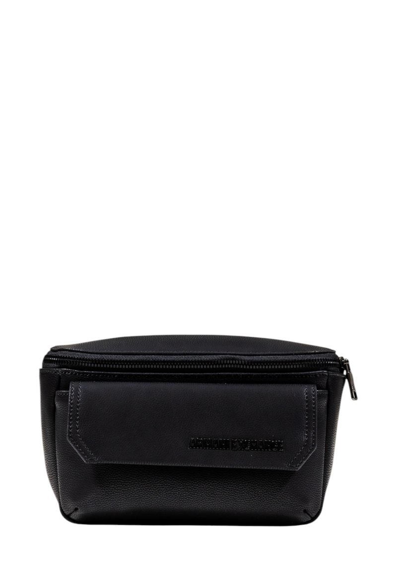 Pochette nera con zip realizzata in pelle testurizzata, con tasca frontale e logo impresso. Forma rettangolare compatta con bordi arrotondati.