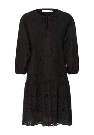 Sort kjole med rund halsudskæring, trekvartærmer og lagdelt nederdel. Har broderede mønstre og udskæringer ved kanten.