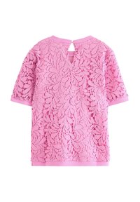 Vaaleanpunainen lyhythihainen pitsipaita, jossa on kukkakuva, pyöreä pääntie ja takana nappikiinnitys avaimenreiällä.