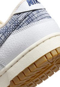 Nike Sportswear DUNK LOW - Sneakers basse - white gym red sail midnight navy