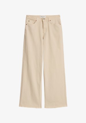 Beżowe szerokie dżinsy z przednimi kieszeniami, szlufkami na pasek i zapięciem na guzik, pokazane na płasko na białym tle.