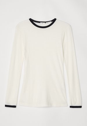 Camisa de manga larga en tejido color blanco roto con un cuello redondo negro y acentos en los puños. Textura suave, diseño ajustado con un acabado liso.