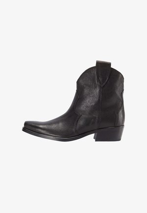 Stivale da cowboy in pelle nera con punta affusolata, dettagli di cuciture curve e tacco a blocco corto. Presenta un'utilità di estrazione sul retro.