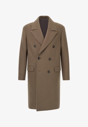 Cappotto marrone doppiopetto con ampio rever, due tasche anteriori e sei bottoni neri, realizzato in un tessuto liscio e strutturato.