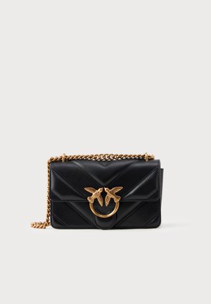 Borsa in pelle nera con design trapuntato, tracolla in catena d'oro e chiusura circolare con due uccelli. Dimensioni compatte, forma rettangolare elegante.