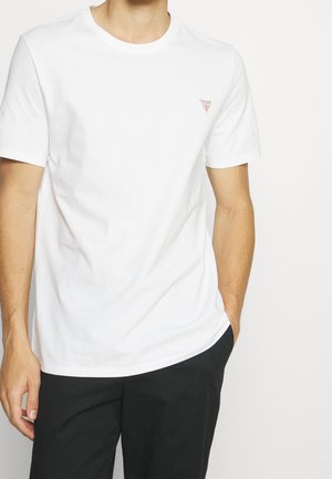 Maglietta bianca in cotone con scollo rotondo, maniche corte e un piccolo logo a triangolo rosso sul petto a sinistra.