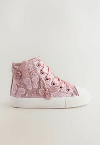 Różowe błyszczące trampki typu high-top z satynowymi wstążkami, zdobione haftowanymi motylami i perłowymi akcentami z boku. Gumowa podeszwa.