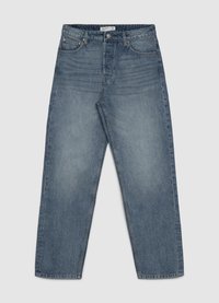 Hellblaue Jeans aus Denim mit geradem Schnitt, Fünf-Taschen-Design, strukturierter Stoff und kontrastierende Steppnähte.