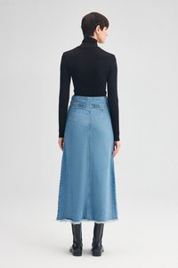 Denim maksi krilo v svetlo modri barvi s raztrganim robom, z oprijetim pasom in ravno silhueto. V kombinaciji s črnimi gležnjarji.