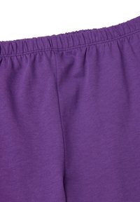 Tejido de cintura elástica púrpura con textura suave, que presenta detalle fruncido. El material parece ligero y elástico.