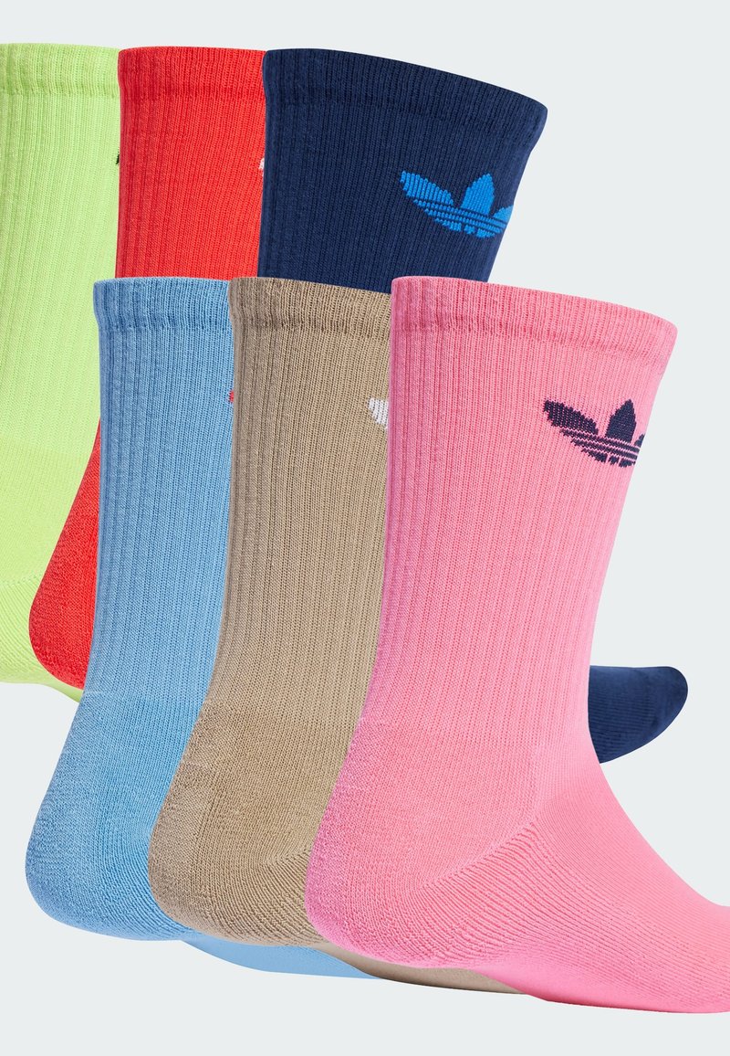 Cinque paia di calzini da uomo in colori vivaci: verde, rosso, blu, beige e rosa, con texture a coste e accenti di logo ricamato.