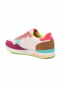 Zapatillas con una parte superior de malla rosa, detalles de ante y una entresuela verde menta. El forro amarillo neón y un panel de talón texturizado marrón completan el diseño.