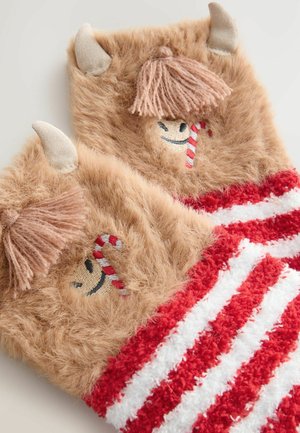 Fluffiga bruna vantar har krämfärgade horn, ett leende ansikte med en klubba, och röd- och vitrandiga muddar. Mjuk textur och lekfull design.