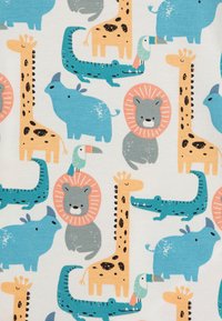 Stoffet har et fargerikt mønster av lekne dyr, inkludert en giraff, løve, krokodille og tucan, i nyanser av blått, oransje og grått.