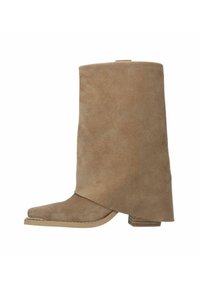 Braune Wildleder-Stiefelette mit einem einzigartigen asymmetrischen Design, spitzer Zehe und einem klobigen Absatz. Die Textur wirkt weich, mit einer glatten Oberfläche.