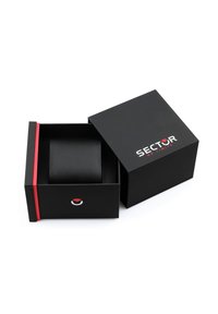 Scatola regalo quadrata nera con finitura lucida, banda di accento rossa e logo di Sector. Contiene un oggetto cilindrico nero all'interno.