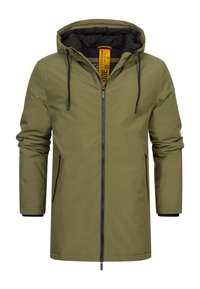 Parka en olive imperméable avec fermeture éclair, capuche ajustable et accents noirs. Dispose de deux poches latérales et d'une doublure matelassée.