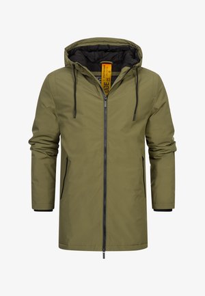 Parka impermeabile verde oliva con chiusura a zip, cappuccio regolabile e dettagli neri. Presenta due tasche laterali e un rivestimento trapuntato.