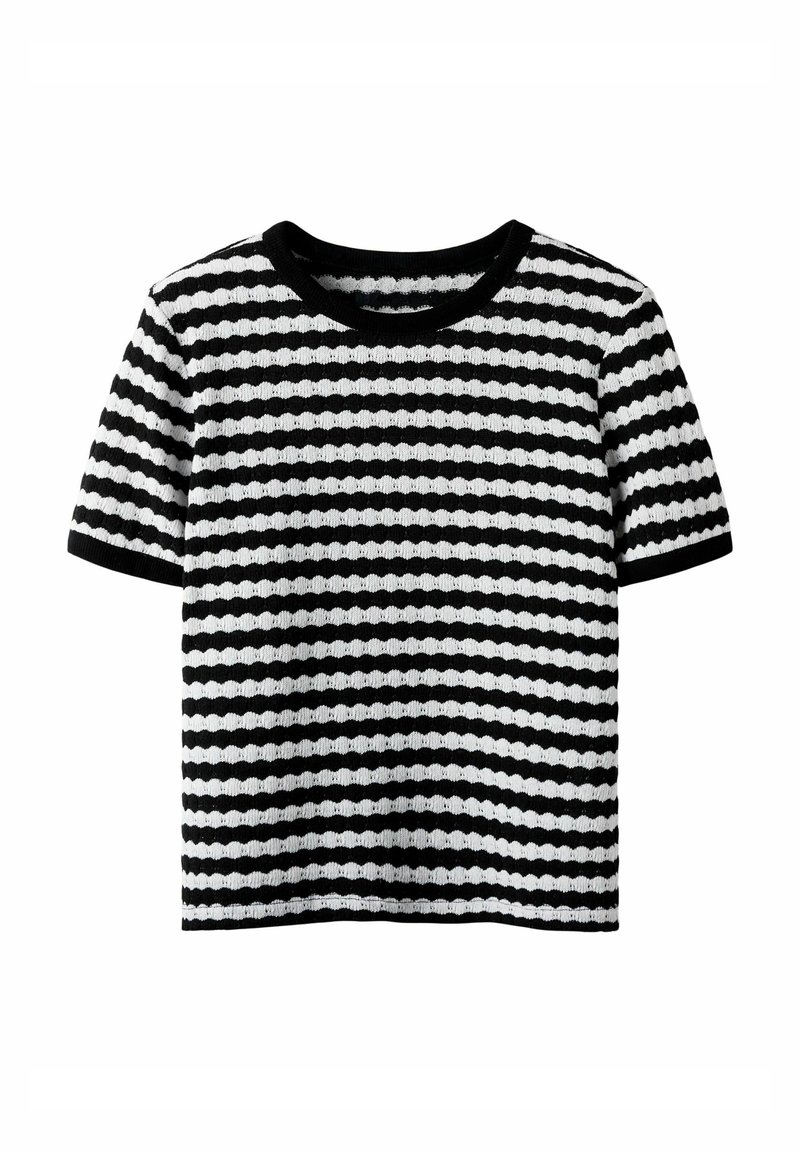 Camiseta de manga corta a rayas en negro y blanco, con textura acanalada y un diseño clásico de cuello redondo.