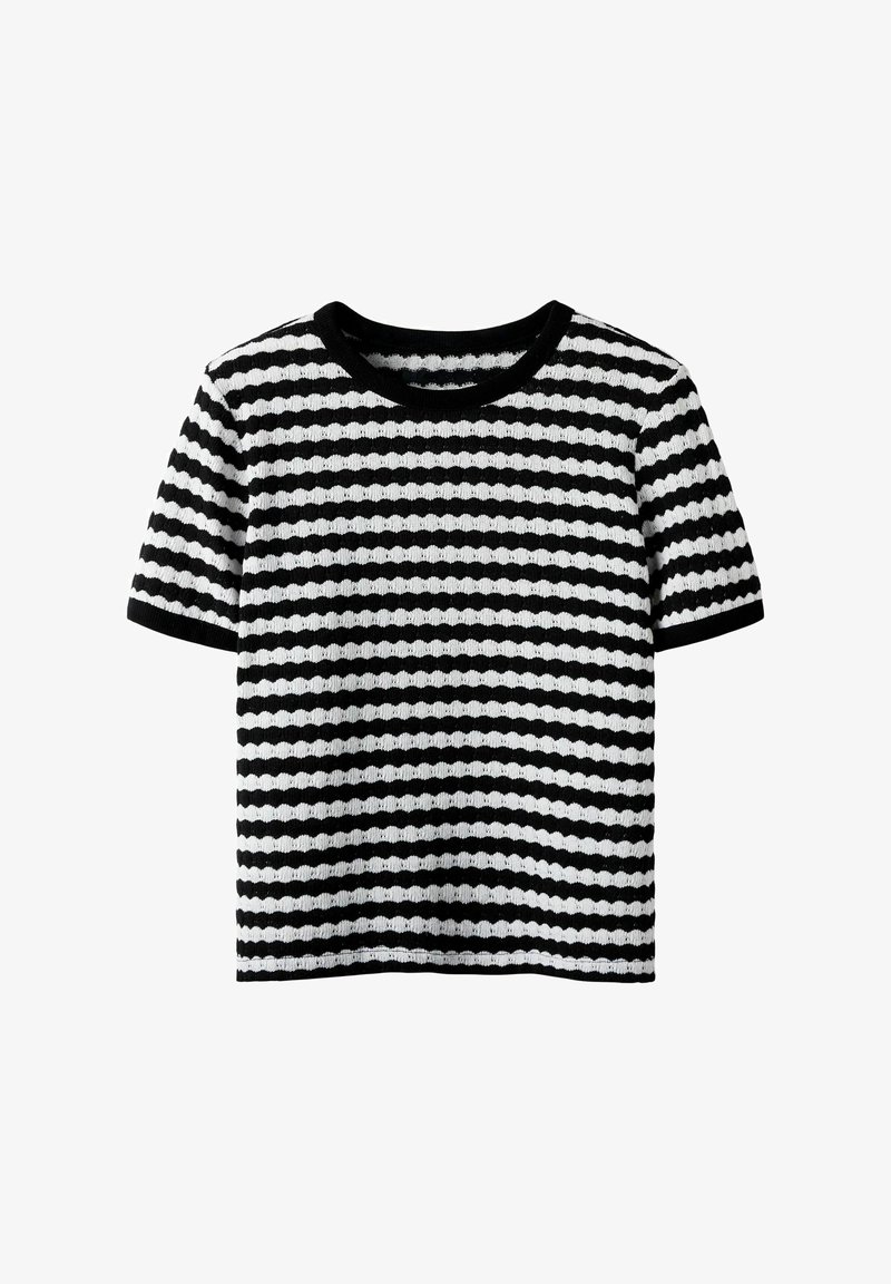 Camiseta de manga corta a rayas en negro y blanco, con textura acanalada y un diseño clásico de cuello redondo.