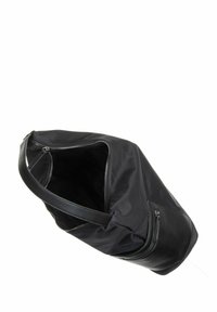 Sac cabas noir avec un extérieur en tissu lisse, doté d'une fermeture éclair sur le dessus et d'une poche latérale en cuir texturé. Finition lisse et poignées robustes.