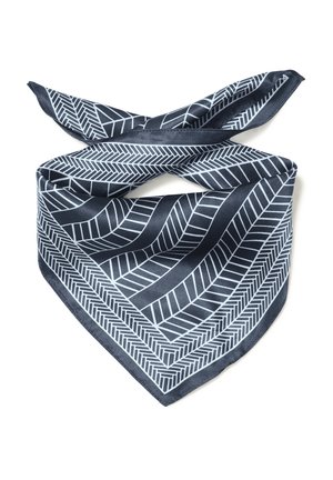 Jedwabny szalik w czarno-biały wzór, złożony z geometrycznymi liniami jodełki i detalem na brzegu na białym tle.
