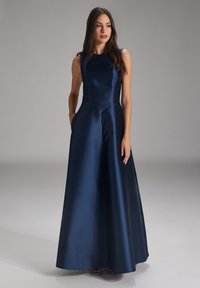 Navy Satin-Abendkleid mit taillierter Passform, ärmellosem Design und A-Linien-Rock. Verfügt über Seitentaschen und eine glatte, glänzende Textur.