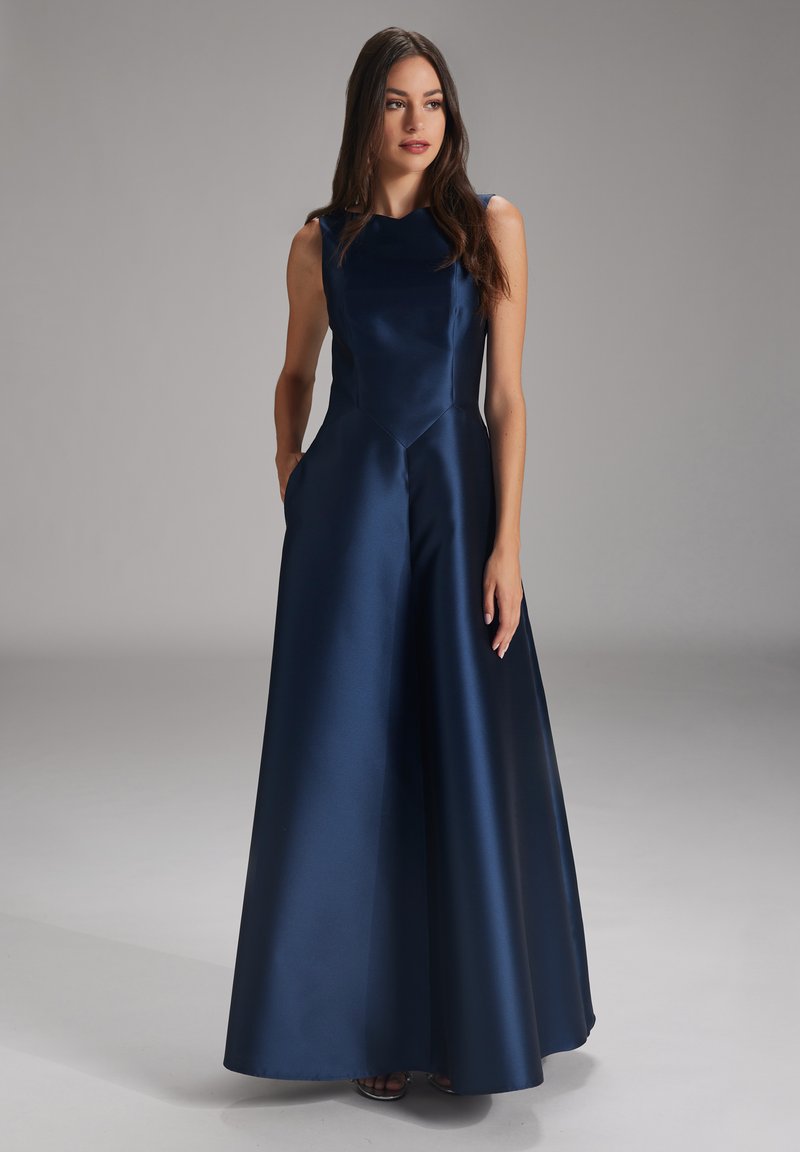 Navy Satin-Abendkleid mit taillierter Passform, ärmellosem Design und A-Linien-Rock. Verfügt über Seitentaschen und eine glatte, glänzende Textur.