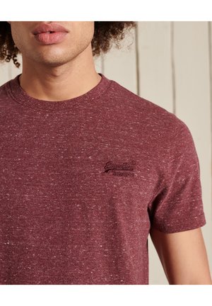 Burgundy short-sleeve t-shirt, made of textured fabric, featuring a small logo embroidered on the left chest area.