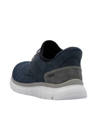 Baskets bleu marine avec des matériaux en mesh et en suède, de forme arrondie, semelle rembourrée blanche et accents gris. Dispose d'un système de laçage.
