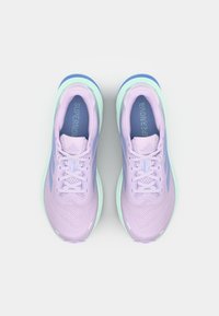 Paarse sportieve schoenen met een ademend mesh bovenwerk, blauwe accenten en een groene zool. Veters in bijpassend paars voegen detail toe. Gemerkt "SUPERnova."