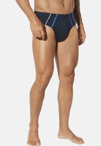 Marineblaues Schwimmshorts mit blau-weißen Streifen, passgenauer Schnitt und glattem Stoff, der einen modernen Schnitt und minimalistischen Stil präsentiert.