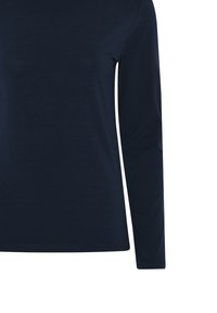 Langærmet navyblå T-shirt lavet af blød bomuld, der har en simpel rund halsudskæring og en glat, jævn tekstur.