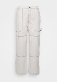 Pantalones de algodón de color claro con costuras azules, de pierna ancha, con bolsillos frontales y costuras horizontales. Incluye una etiqueta lateral para un detalle adicional.