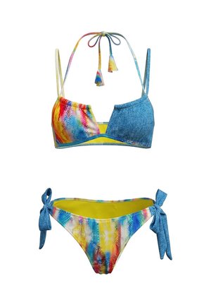 Set bikini in due pezzi con motivi tie-dye multicolore e denim, con laccetti da annodare al collo e slip con fiocchi laterali in denim blu.