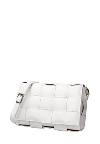Borsa in pelle bianca con design intrecciato, forma rettangolare, tracolla regolabile e dettaglio con fibbia metallica.